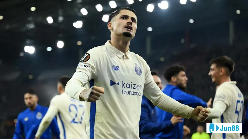 Cầu thủ Lyon chạy nhanh với bóng trước áp đảo của cầu thủ Salzburg Cầu thủ Lyon chạy nhanh với bóng trước áp đảo của cầu thủ Salzburg