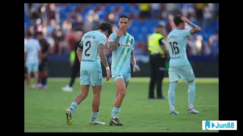 Cầu thủ Real Betis vượt qua cầu thủ Nottingham bằng kỹ thuật đi bóng cá nhân tài ba Cầu thủ Real Betis vượt qua cầu thủ Nottingham bằng kỹ thuật đi bóng cá nhân tài ba