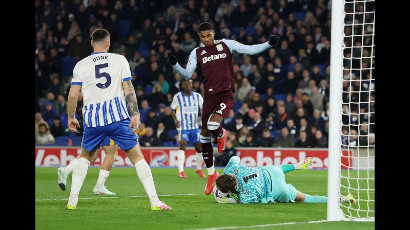 Cầu thủ Brighton với một pha bóng điều kỹ thuật qua cầu thủ Aston Villa trong trận đấu. Cầu thủ Brighton với một pha bóng điều kỹ thuật qua cầu thủ Aston Villa trong trận đấu.