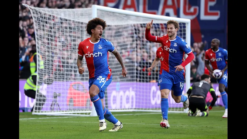 Cầu thủ của Burnley dùng kỹ thuật để vượt qua cầu thủ của Crystal Palace Cầu thủ của Burnley dùng kỹ thuật để vượt qua cầu thủ của Crystal Palace