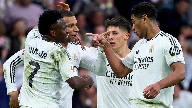 Cầu thủ Real Madrid với bóng, đối mặt với cầu thủ Celta Vigo đang đeo găng tay Cầu thủ Real Madrid với bóng, đối mặt với cầu thủ Celta Vigo đang đeo găng tay