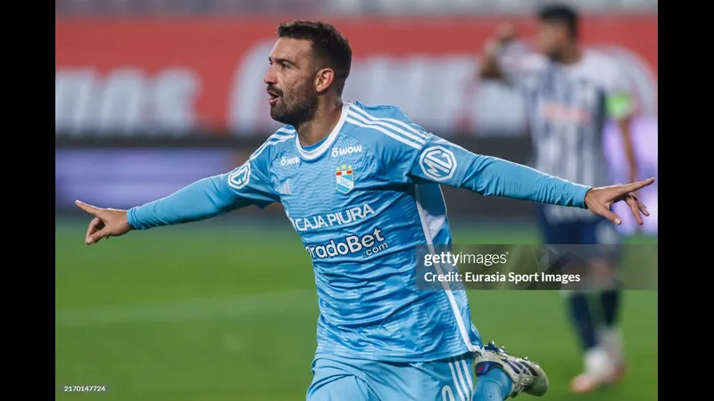 Cầu thủ của Sporting Cristal tạt bóng vào vòng cấm Alianza Lima trong trận đấu gay cấn. Cầu thủ của Sporting Cristal tạt bóng vào vòng cấm Alianza Lima trong trận đấu gay cấn.