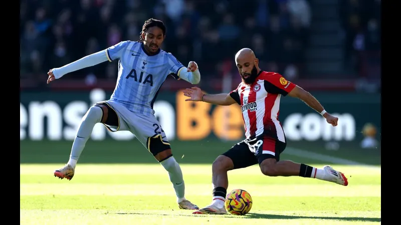 Cầu thủ Tottenham vượt qua cầu thủ Brentford để tiến gần khung thành đối phương Cầu thủ Tottenham vượt qua cầu thủ Brentford để tiến gần khung thành đối phương