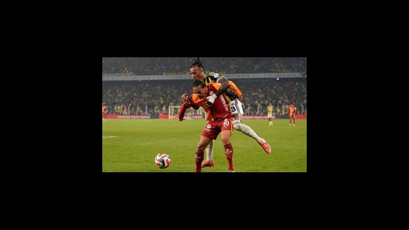 Cầu thủ Young Boys vượt qua cầu thủ Lille trên sân cỏ Cầu thủ Young Boys vượt qua cầu thủ Lille trên sân cỏ